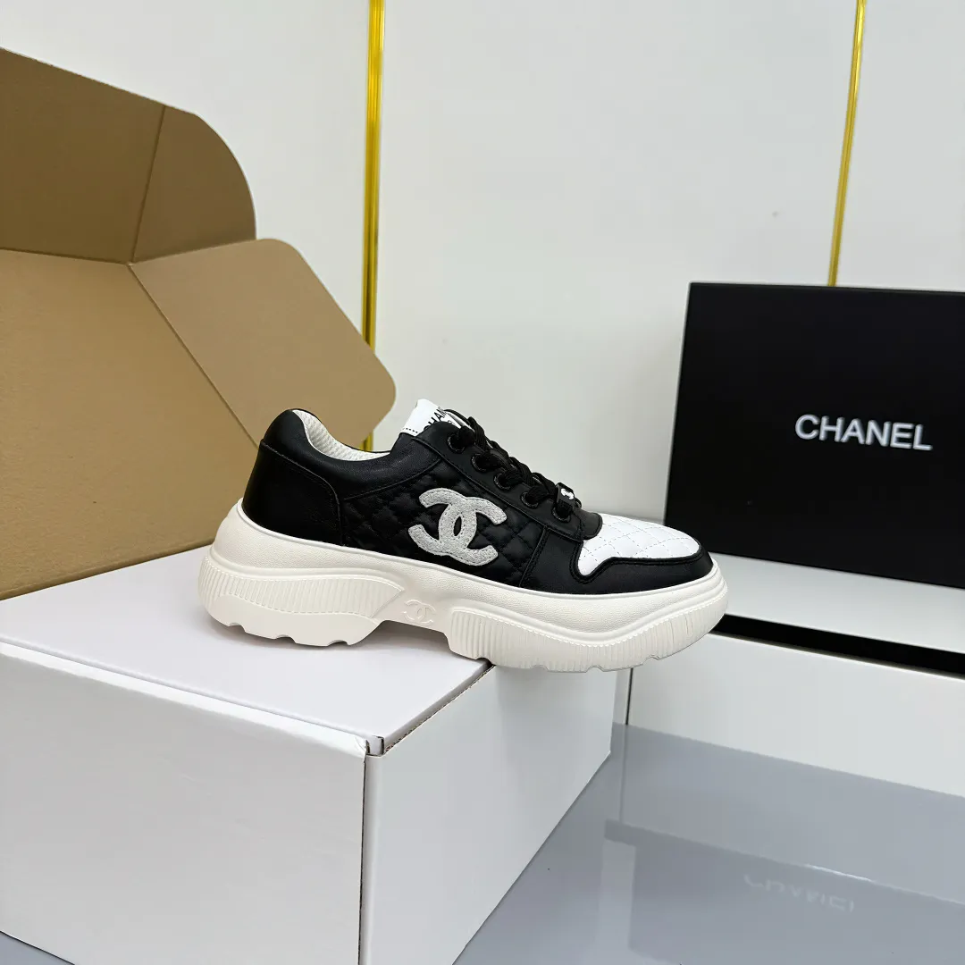 👟👟Ex-factory price 620👟👟 Chanel bread shoes ~ original calfskin panda shoes Chanel 25C latest hot style panda black and white sports shoes casual sneakers Xiaoxiang hot item classic black and white panda color coco girls must pay Fabric: original custom mixed sheepskin lining: original imported breathable mesh lining outsole: Original molded rubber + TPU combination Size: Women's 35-41